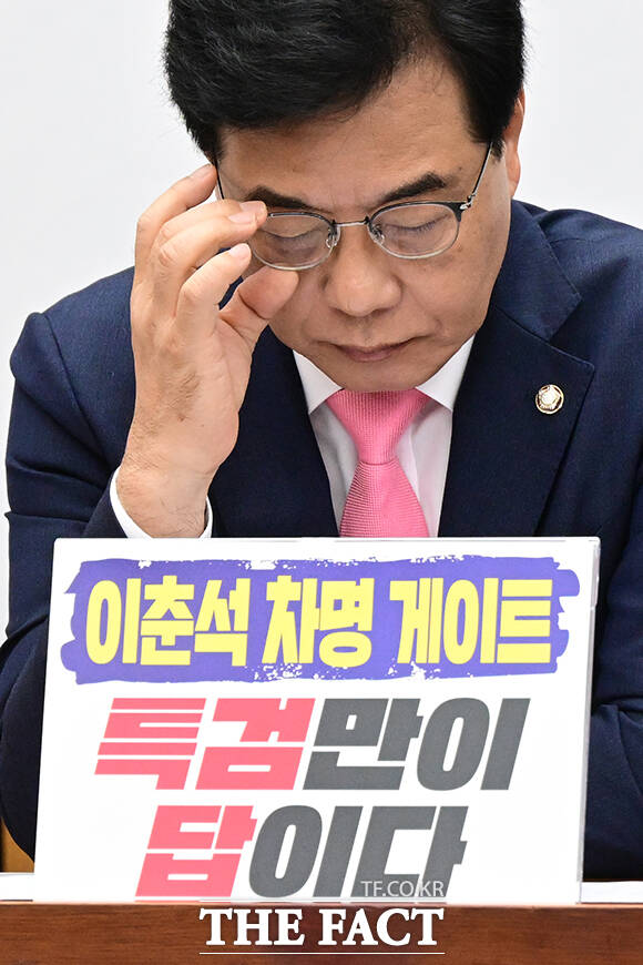 송언석 국민의힘 비상대책위원장 겸 원내대표가 8일 오전 서울 여의도 국회에서 열린 원내대책회의에서 안경을 고쳐쓰고 있다. /국회=남윤호 기자