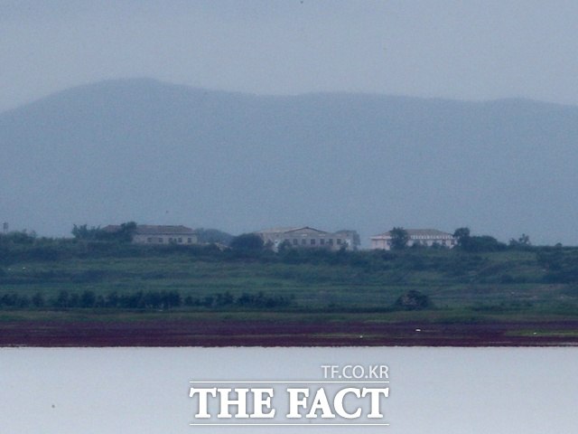 합동참모본부는 우리 군은 지난달 31일 새벽 한강하구 중립수역 일대에서 북한 인원의 신원을 확보해 관계기관에 인계했다고 지난 7일 밝혔다. 군은 인천 강화군 교동도 앞 해상에서 해당 인원을 발견한 것으로 알려졌다. 사진은 교동도에서 바라본 북한 황해남도 연풍군 일대. /뉴시스