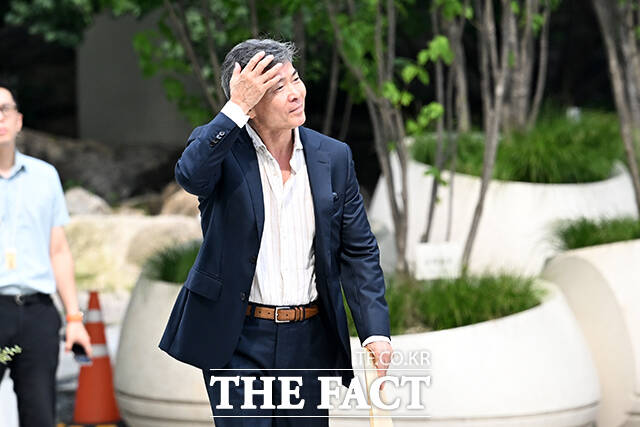 김건희 여사의 계좌를 관리한 것으로 알려진 이종호 전 블랙펄인베스트먼트 대표의 구속적부심사가 8일 종료됐다. 심사 결과는 이르면 이날 밤늦게 나올 전망이다. 이 전 대표가 지난달 30일 오전 서울 종로구 KT광화문빌딩 웨스트에 마련된 김건희 여사 연루 의혹을 수사하는 민중기 특별검사팀 사무실로 출석하고 있다. /서예원 기자