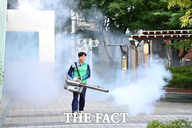 조용익 부천시장이 도보 방역 활동을 하고 있다. /부천시