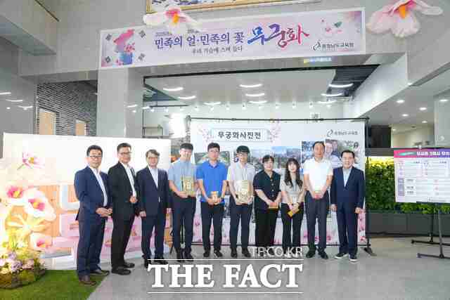 8일 충남도교육청 안뜨락에서 김지철 교육감을 비롯한 직원들이 무궁화를 배경으로 기념촬영을 하고 있다. /충남도교육청