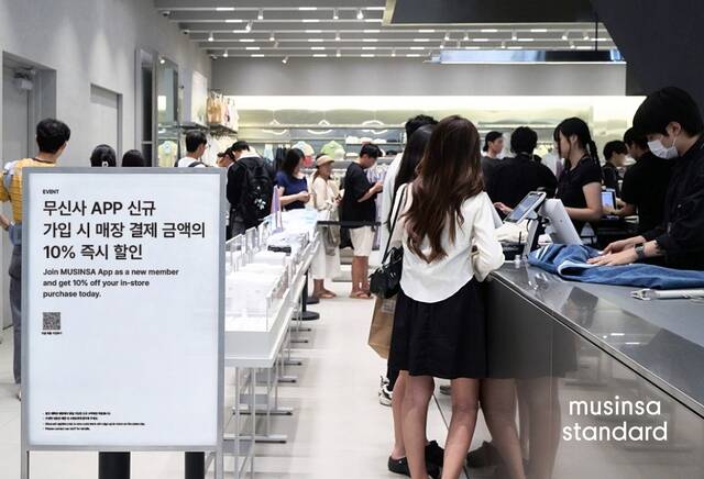 무신사 스탠다드 성수점을 방문한 고객들이 상품 결제를 위해 줄지어 서 있다. /무신사