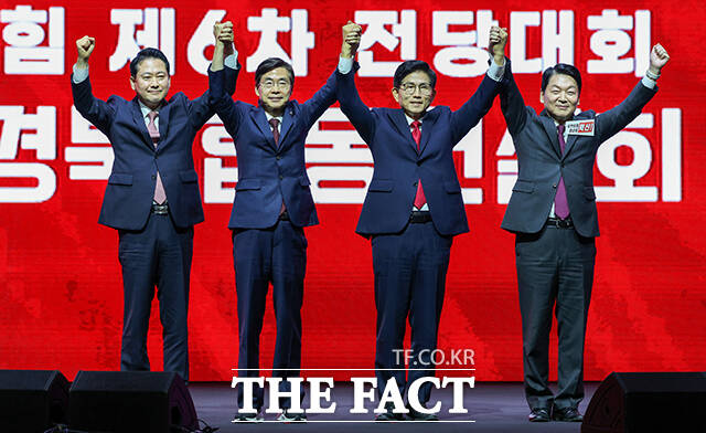 국민의힘은 대통령 선거에서 패배한 지 두 달이 지나도록 여전히 탄핵의 늪에 갇혀 있다. 사진은 8일 대구 북구 엑스코에서 열린 합동연설회 무대에 오른 장동혁, 조경태, 김문수, 안철수 국민의힘 당대표 후보(왼쪽부터)의 모습. /뉴시스