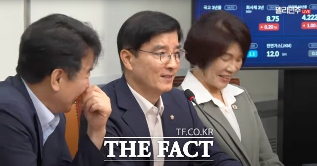 박찬대 후보를 지지했던 이해식 전략기획위원장이 6일 최고위원회의에서 대표님을 지지하진 않았는데 임명해 주셔서 진심으로 감사드린다며 제 집사람은 대표님을 찍었다는 것을 안내 말씀드린다고 말하자 회의장에선 웃음이 터졌다. /유튜브 채널 델리민주 갈무리