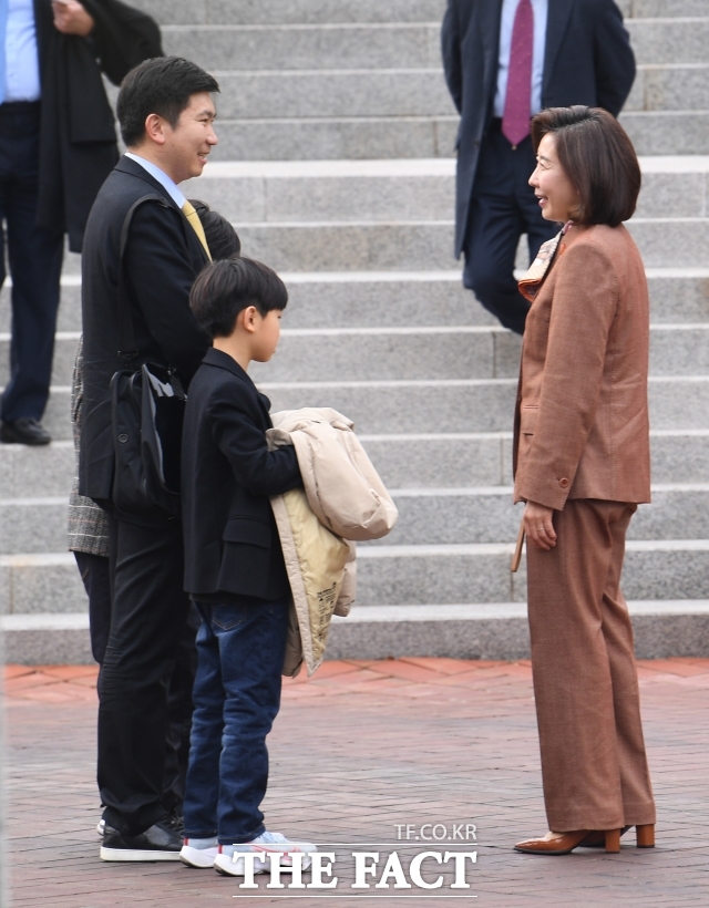 2023년 2월 11일 유승민 당시 대한탁구협회장(왼쪽)이 서울 중구 정동제일교회에서 열린 정몽규 HDC그룹 회장의 장남 정준선 한국과학기술원(KAIST) 교수의 결혼식에 참석해 나경원 의원과 인사하고 있는 모습./더팩트 DB