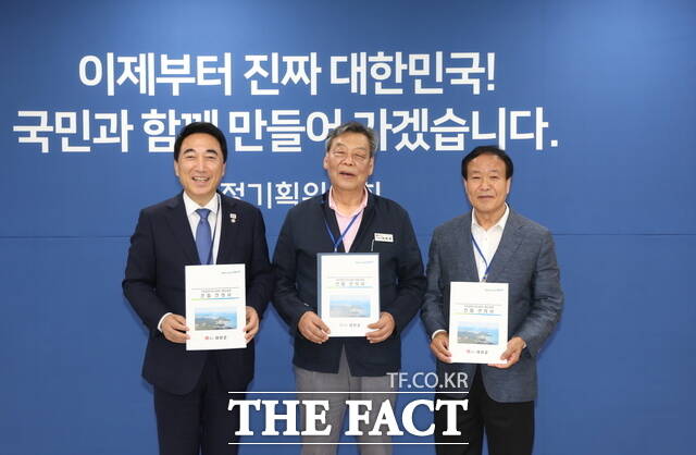 가세로 태안군수(가운데)가 7일 이재명 정부 국정기획위원회 산하 균형성장특별위원회 박수현 위원장(왼쪽)을 만나 대정부 건의서를 전달했다. 오른쪽은 김원대 가로림만 해상교량 건립 추진위원장. /태안군