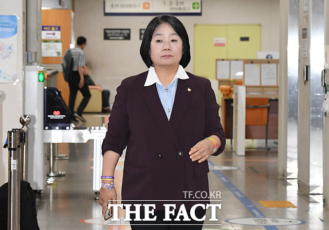 윤미향 전 더불어민주당 의원이 2023년 7월 서울 서초구 서울고등법원에서 열린 항소심 5차 공판에 출석하는 모습. /장윤석 기자