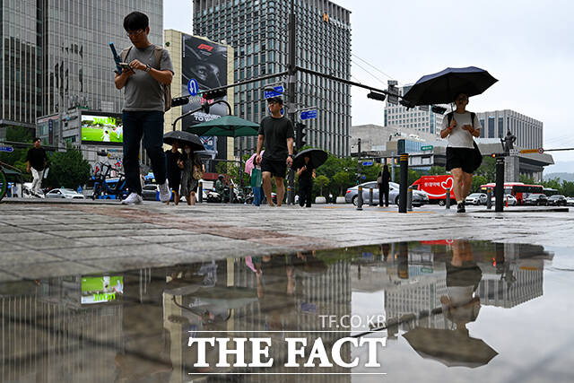 일요일인 10일 전국은 대체로 흐리고 수도권과 강원도는 가끔 구름이 많겠다./장윤석 기자