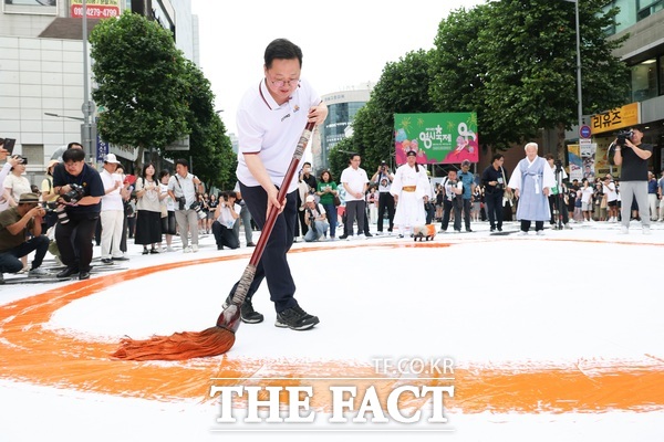 이장우 대전시장이 2025 대전 0시 축제 개막행사에서 붓글씨 퍼포먼스를 진행하고 있는 모습./대전시