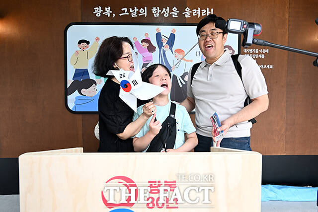 시민들이 대한독립만세를 외치고 있다.