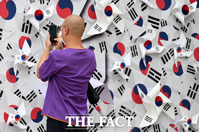 한 시민이 태극기 언덕에서 사진을 찍고 있다.