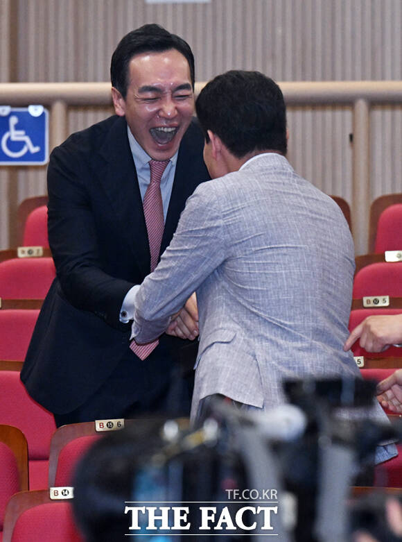 김민수 최고위원 후보와 인사하는 전한길 전 한국사 강사 /이새롬 기자