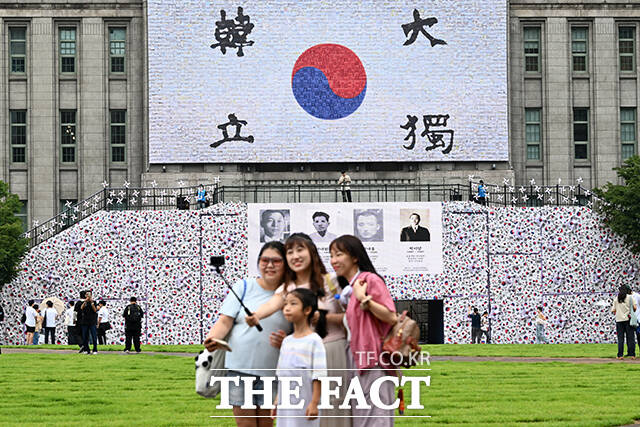 9일 서울 중구 서울광장에 조성된 태극기 언덕에서 시민들이 기념 촬영을 하고 있다. /서예원 기자