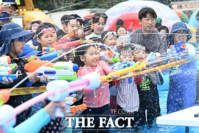 말복인 9일 오후 서울 마포구 망원한강공원 내 서울함공원에서 열린 여름 축제 서울함 워터피크닉을 찾은 어린이들이 물놀이를 즐기고 있다. /서예원 기자