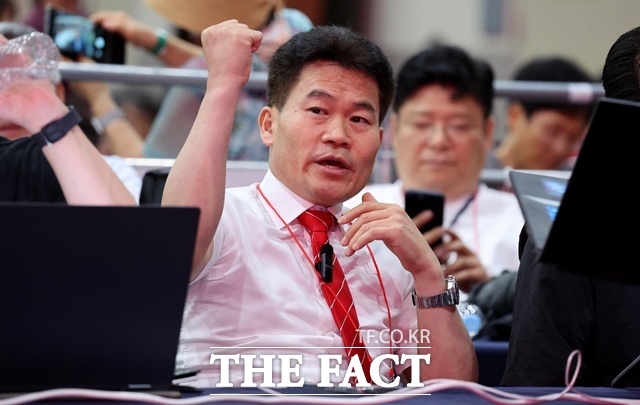 전한길 한국사 강사가 8일 대구 북구 엑스코에서 열린 국민의힘 제6차 전당대회 대구·경북 합동연설회에 참석해 있다. /뉴시스