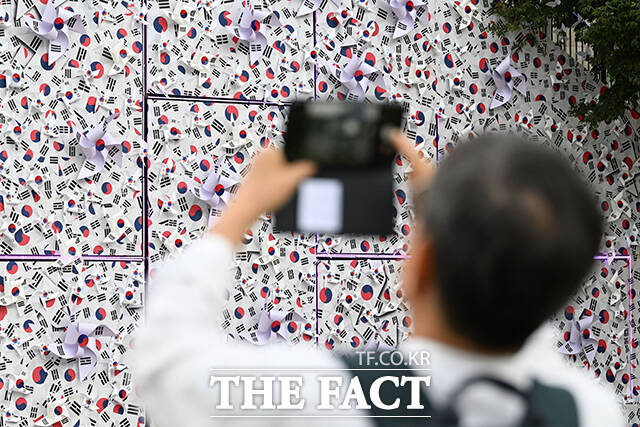 눈 뗄 수 없는 태극기 언덕