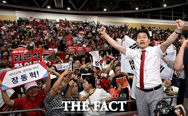 전한길 한국사 강사가 8일 대구 북구 엑스코에서 열린 국민의힘 제6차 전당대회 대구·경북 합동연설회에서 특정 후보를 지지하며 찬탄(탄핵 찬성)파 후보가 등장할 때마다 ‘배신자란 구호를 외치고 있다. /뉴시스