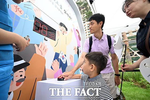 8.15초 맞추기 스톱워치 체험하는 시민들.