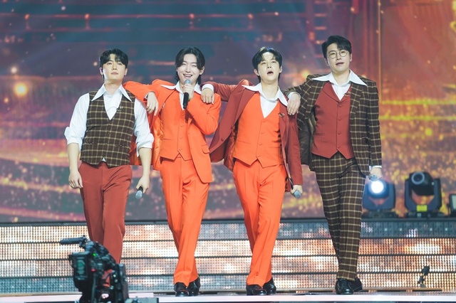 '미스트롯1'은 최고 시청률 18.1%를 찍으며 트롯 시대의 물꼬를 텄고, '미스터트롯1'은 역대 최고 시청률 35.7%를 찍었다. 사진 위는 '미스터트롯3', 사진 아래는'미스트롯' 백령도 평화 콘서트 당시 모습. /더팩트 DB