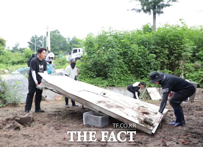 시흥시 직원들이 가평군에서 수해 복구 작업을 하고 있다./시흥시