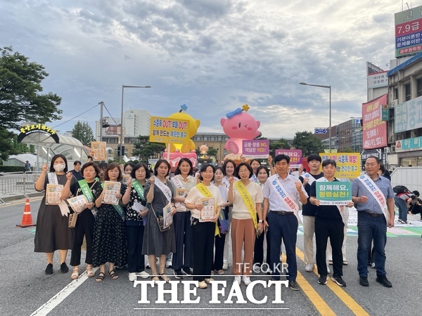대전 중구가 지난 8일 대전 0시 축제 현장에서 찾아가는 합동 캠페인을 전개했다./대전 중구