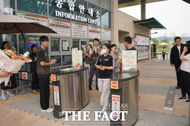 대전에 사는 김단우씨가 9일 국립세종수목원 누적 관람객 400만번째로 입장하고 있다. /국립세종수목원