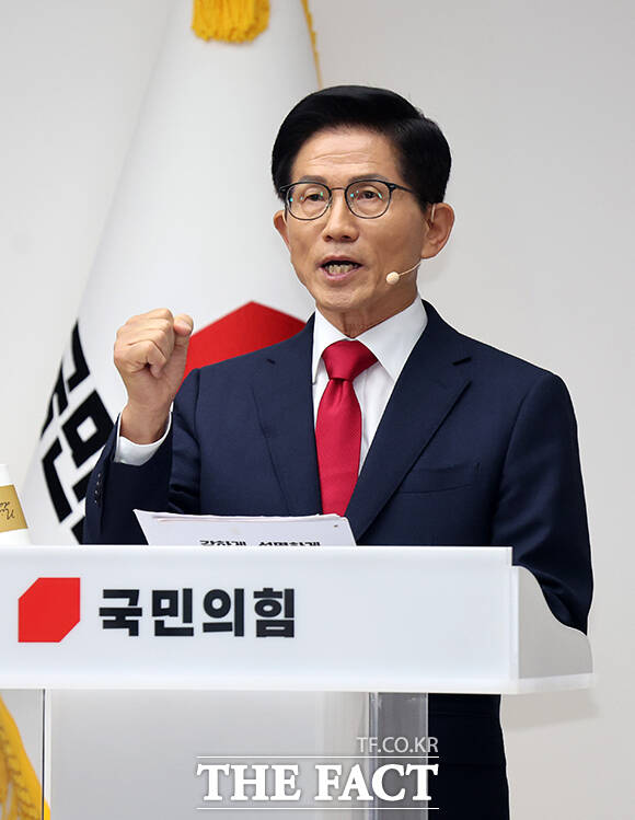 국민의힘 당권주자인 김문수(사진) 후보가 이재명 대통령에 대한 재판 재개를 주장한 데 대해 다른 후보들도 의견을 냈다. /배정한 기자