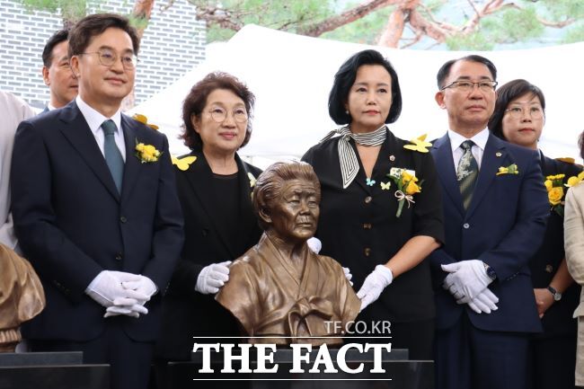 정윤경 경기도의회 부의장이 김동연 경기도지사 등과 함께 9일 경기 광주 나눔의집에서 열린 고(故) 박옥선 할머니와 고(故) 이옥선 할머니의 흉상 제막식에 참석해 기념촬영을 하고 있다./경기도의회