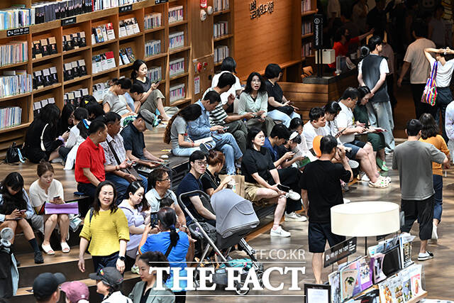 서울 등 내륙에 33도의 무더위가 찾아온 10일 오후 서울 강남구 코엑스 별마당도서관에서 관광객들과 시민들이 책을 읽으며 더위를 피하고 있다. /서예원 기자