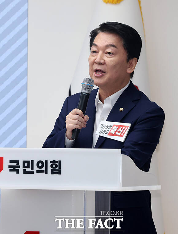 안철수 국민의힘 의원이 10일 오후 서울 종로구 채널A 스튜디오에서 열린 당대표 후보 방송토론회에서 특검 연장을 막아야 한다고 주장했다. /배정한 기자