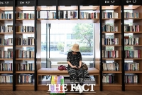  더운 날씨 피해 '실내로' [포토]