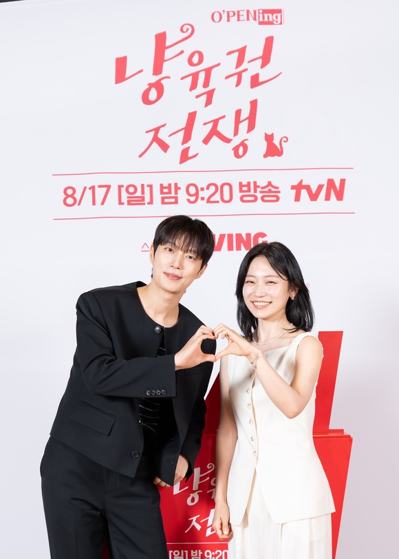 그룹 하이라이트 멤버 겸 배우 윤두준(왼쪽)과 김슬기가 11일 오후 2시 온라인 생중계로 진행된 O’PPENing(오프닝) 2025 스페셜 토크에 참석해 포즈를 취하고 있다. /tvN
