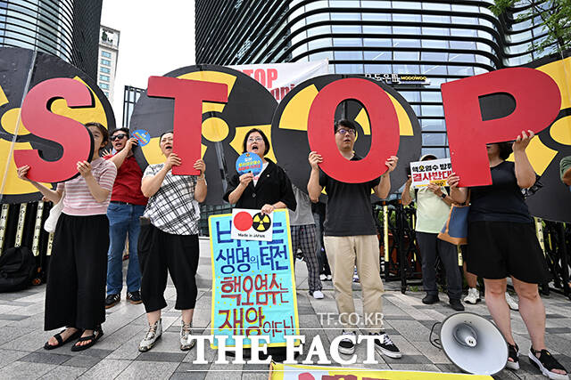 환경보건시민센터와 환경운동연합 등 시민단체가 11일 오전 서울 종로구 주한일본대사관 앞에서 일본 고이즈미 신지로 농림상 방한 및 한일 정상회담 관련 후쿠시마 핵폐수 해양투기 중단 촉구 기자회견을 열고 손피켓을 들어보이고 있다. /서예원 기자