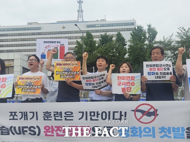 자주통일평화연대, 빈민해방실천연대 등 100여개의 시민사회 단체로 구성된 광복 80년 평화·주권·역사정의 실현 8·15범시민대회 추진위원회(추진위원회)는 11일 서울 용산구 전쟁기념관 앞에서 기자회견을 열고 한미연합군사훈련을 완전 중단해야 한다고 촉구했다. /이다빈 기