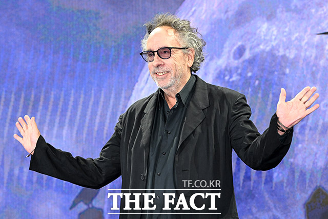 팀 버튼 감독이 11일 오전 서울 종로구 포시즌스 호텔 서울에서 열린 넷플릭스 시리즈 웬즈데이 시즌2 기자간담회에 참석해 포즈를 취하고 있다. /남용희 기자