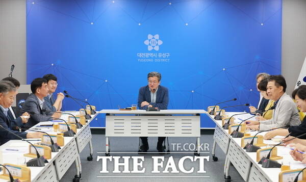 정용래 유성구청장이 11일 열린 간부회의를 주재하고 있다./대전 유성규