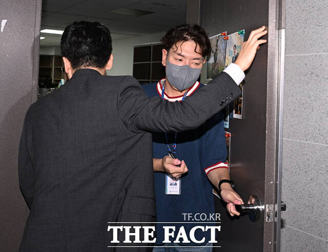 서울경찰청 금융범죄수사대는 11일 오전 10시20분께 국회의원회관에 있는 이 의원 사무실을 압수수색하고 있다고 밝혔다. 사진은 경찰이 이날 오전 이춘석 의원 압수수색을 위해 서울 여의도 국회 의원회관 이 의원 사무실로 들어가고 있는 모습./이새롬 기자