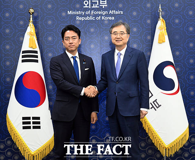 조현 외교부 장관(오른쪽)이 11일 오후 서울 종로구 외교부에서 고이즈미 신지로 일 농림수산상과 면담에 앞서 악수를 하고 있다. /임영무 기자