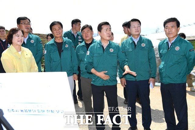 백수명 경남도의회 농해양수산위원회 위원장을 비롯한 위원들이 11일 진주시 집현면 소재 고추 재배 비닐하우스를 찾아 집중호우로 인한 피해 및 복구 상황을 보고 받고 있다./경남도의회