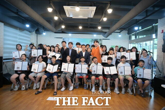지난 9일 논산문화예술전문학교에서 ‘웹툰창작소’ 특강 과정 수료식이후 기념촬영을 하고 있다. /논산시
