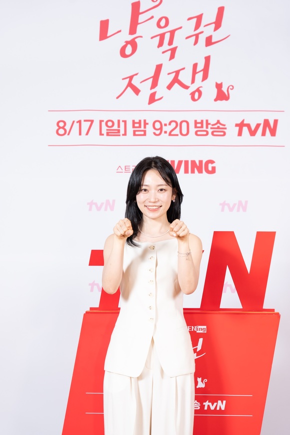 배우 김슬기가 11일 오후 2시 온라인 생중계로 진행된 O’PPENing(오프닝) 2025 스페셜 토크에 참석해 실제로 강아지를 키우는 입장에서 대본 봤을 때 흥미로웠다고 작품의 매력을 언급했다. /tvN