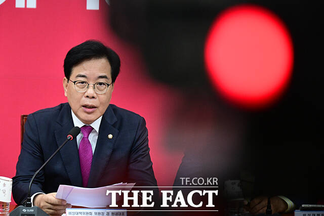 국민의힘은 11일 조국 전 조국혁신당 대표와 윤미향 전 의원이 이재명 정부의 첫 특별사면 대상에 포함되자 최악의 정치사면이라고 규탄했다. 사진은 송언석 국민의힘 비상대책위원장 겸 원내대표가 이날 오전 서울 여의도 국회에서 열린 비상대책위원회의에서 모두발언을 하고 있는 모습. /국회=남윤호 기자