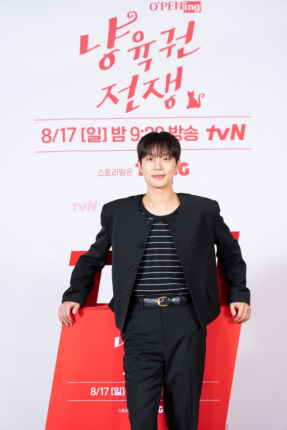 그룹 하이라이트 멤버 겸 배우 윤두준이 11일 오후 2시 온라인 생중계로 진행된 O’PPENing(오프닝) 2025 스페셜 토크에 참석해 만나게 돼서 행운인 작품이다. 시청자분들이 단막극을 좋아해 주면 좋겠다고 바랐다. /tvN