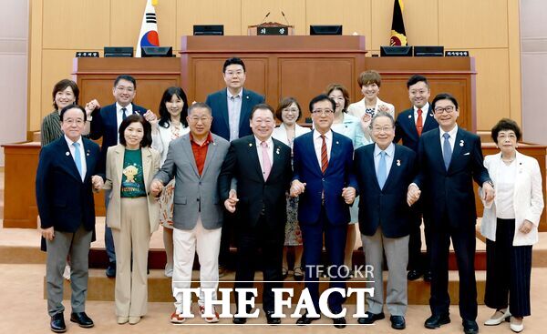 대전시의회 조원휘 의장이 10일 시의회 소통실에서 일본 삿포로시의회 오사나이 나오야 의장을 비롯해 삿포로시의회 대표단을 접견하고 자매도시 간 교류 확대와 협력 방안을 논의했다./대전시의회