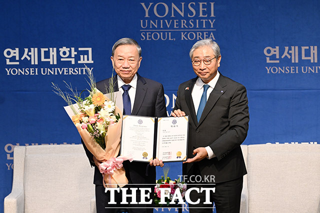 또 럼 베트남 공산당 서기장(왼쪽)이 11일 오후 서울 서대문구 연세대학교 경영관에서 열린 특별강연 및 명예정치학박사 학위수여식에서 윤동섭 연세대학교 총장에게 명예정치학박사 학위를 수여받고 있다. /남용희 기자