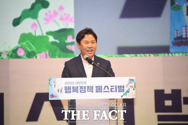 박정현 부여군수가 지난 8일 2025년 대한민국 행복정책 페스티벌에서 인사말을 하고 있다. /부여군