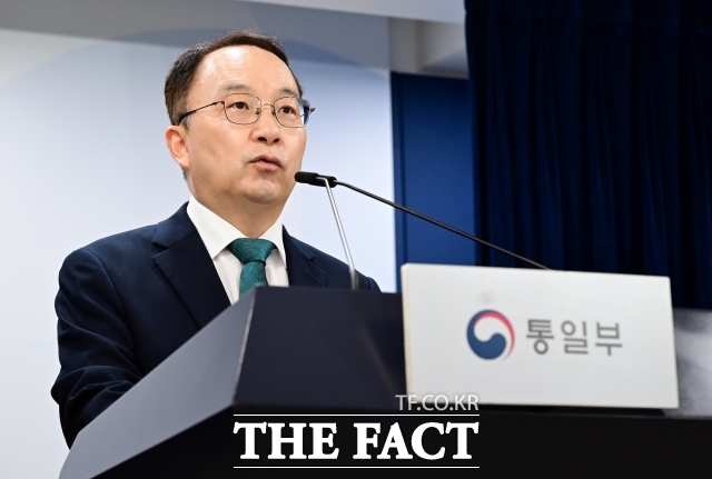 구병삼 통일부 대변인은 이날 정례브리핑에서 한미연합군사훈련에 대한 북한의 반응에 대해 정부는 앞으로도 한반도의 평화 공존을 실현하기 위한 노력을 차분히 일관되게 추진해 나갈 것이라고 밝혔다. /임영무 기자