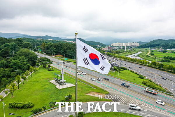 연화교차로 대형 태극기의 모습./계룡시