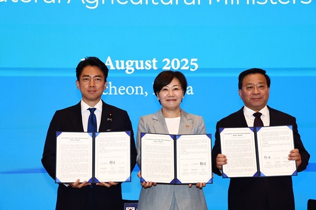 11일 인천 파라다이스 호텔에서 송미령 농식품부 장관(가운데), 고이즈미 신지로 일본 농림수산성 대신(왼쪽), 한 쥔 중국 농업농촌부 부장이 제4차 한일중 농업장관회의에서 공동선언문을 채택하고 기념촬영을 하고 있다. /농식품부