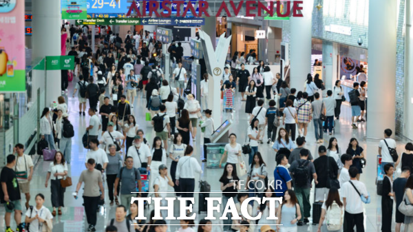 인천국제공항 제1터미널 출국장 면세구역이 승객들로 붐비고 있다. /뉴시스